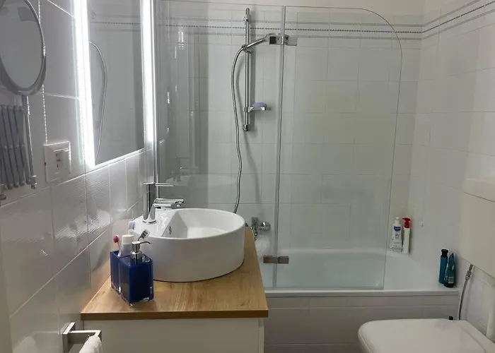 Lejlighed Mamidoli Apartment, Exclusive Area In